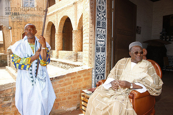 Sultan Ibrahim Mbombo Njoya vor dem Sultanspalast  gibt Audienz  Foumban  Kamerun  Afrika