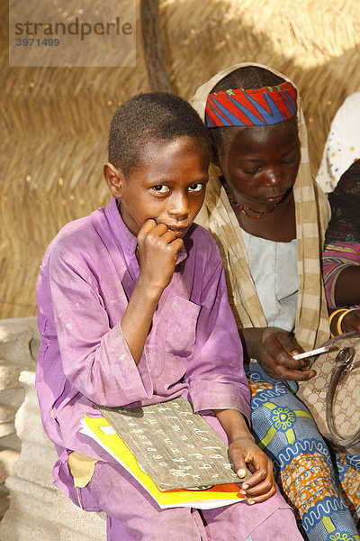 Schulkinder  ein Junge und ein Mädchen  während des Unterrichtes  am Lagdo See  Nordkamerun  Kamerun  Afrika