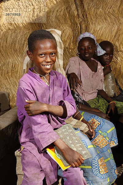 Schulkinder während des Unterrichtes  am Lagdo See  Nordkamerun  Kamerun  Afrika