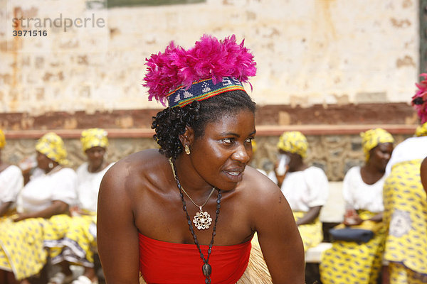 Frau beim traditionellen Tanz  Häuptlingsgehöft des Fons  Bafut  Westkamerun  Kamerun  Afrika