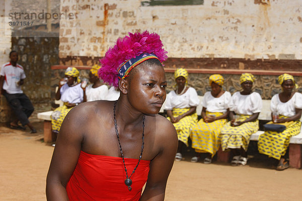 Frau  traditioneller Tanz  Häuptlingsgehöft des Fons  Bafut  Westkamerun  Kamerun  Afrika