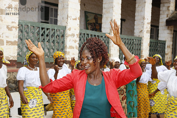 Frau tanzt mit einer kirchlichen Frauengruppe  Häuptlingsgehöft des Fons  Bafut  Westkamerun  Kamerun  Afrika
