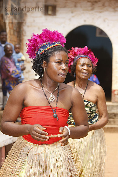 Frauen beim traditionellen Tanz  Häuptlingsgehöft des Fons  Bafut  Westkamerun  Kamerun  Afrika