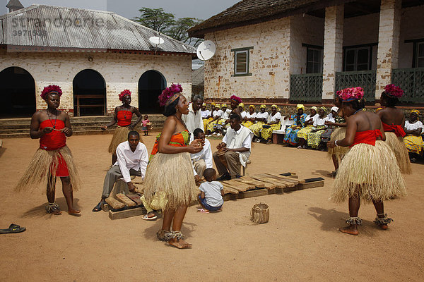 Traditionelle Musik und Tanz  Häuptlingsgehöft des Fons  Bafut  Westkamerun  Kamerun  Afrika