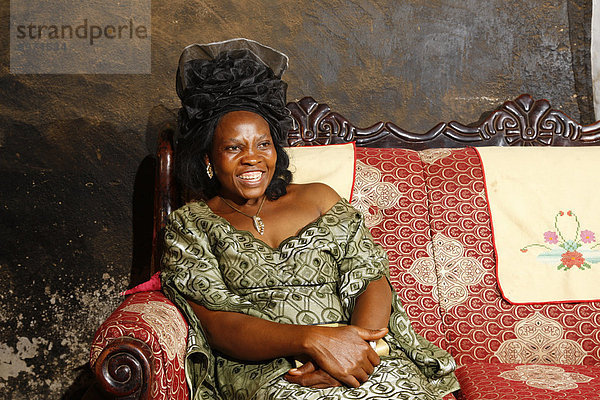 Prinzessin Constance  eine der sechs Ehefrauen des Fons  Häuptlingsgehöft  Bafut  Westkamerun  Kamerun  Afrika