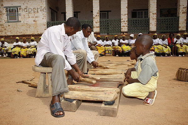 Kinder und Männer  traditionelle Musik  Häuptlingsgehöft des Fons  Bafut  Westkamerun  Kamerun  Afrika