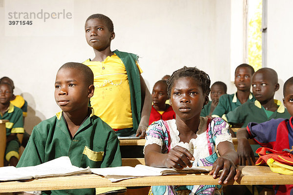 Mädchen ohne Uniform mit Klassenkameraden in Uniform  während des Schulunterrichts  Mora  Kamerun  Afrika