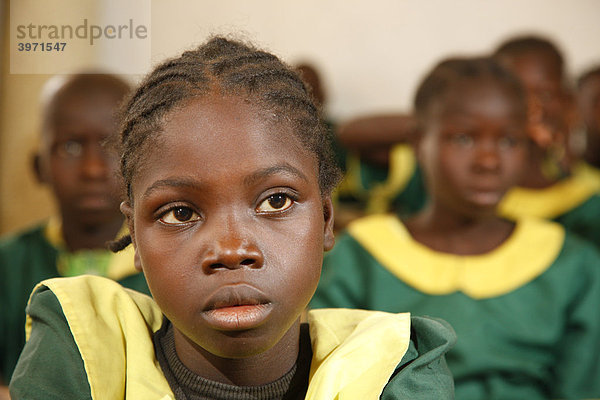 Mädchen in Uniform  während des Schulunterrichts  Mora  Kamerun  Afrika