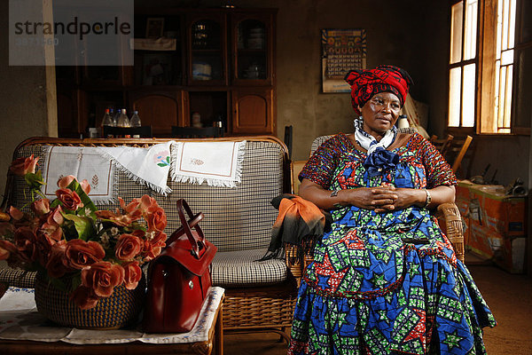 Frau in ihrem Wohnzimmer  Bafoussam  Kamerun  Afrika