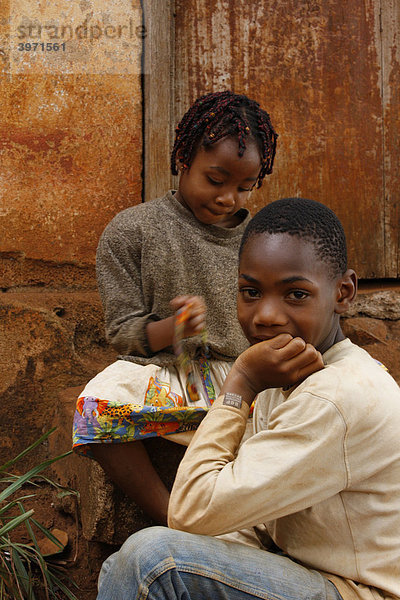Junge und Mädchen vor der Haustüre  Bafoussam  Kamerun  Afrika