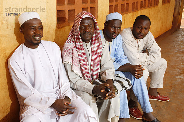 Imam Arouna Abdoulaye und Berater  Islam  Bafoussam  Kamerun  Afrika