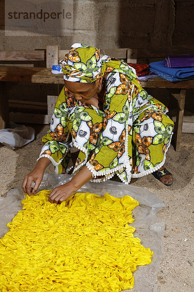 Frau batikt Stoffe  Heimarbeit  Maroua  Kamerun  Afrika