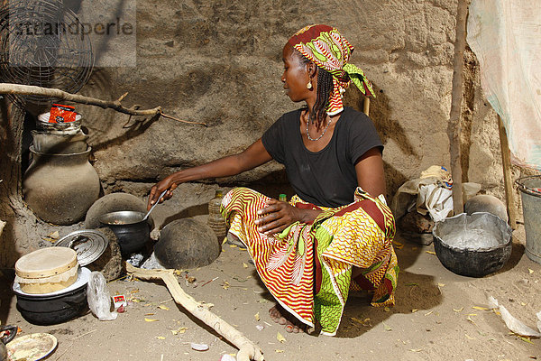 Frau an der Feuerstelle im Haus  kocht  Maroua  Kamerun  Afrika