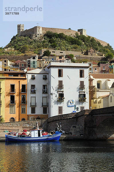 Der Fluss Temo und die Altstadt mit Festung Malaspina in Bosa  Oristano  Sardinien  Italien  Europa