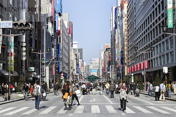 Einkaufstraße im Stadtteil Ginza  Tokyo  Japan
