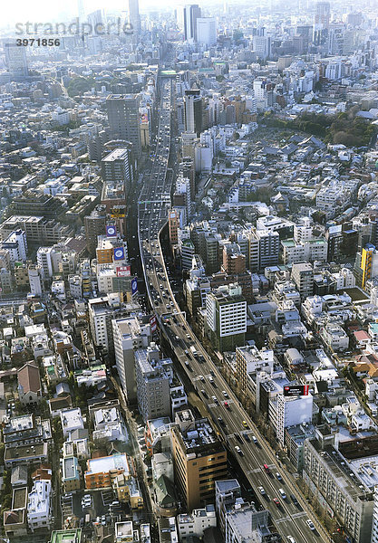 Blick vom Observation Deck der Roppongi Hills über Tokyo  Hauptverkehrsader Richtung Shibuya  Japan