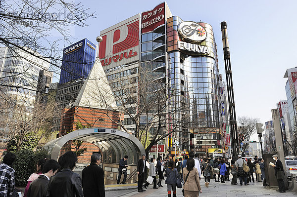 Einkaufstraße und U-Bahn Station Ginza im Stadtteil Ginza  Tokyo  Japan