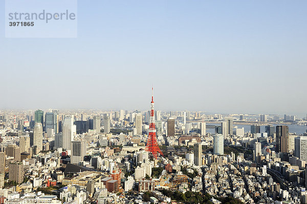 Blick vom Observation Deck der Roppongi Hills mit dem Tokyo Tower und der Rainbow Bridge über Tokyo  Japan