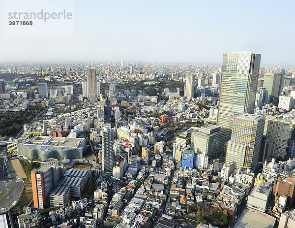 Blick vom Observation Deck der Roppongi Hills über Tokyo mit dem National Art Center Tokyo  Akasaka Detached Palace  Tokyo Dome und Tokyo Midtown  Tokyo  Japan