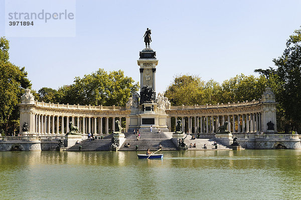 Retiro Park mit dem Monument von König Alfonso XII  Madrid  Spanien  Europa