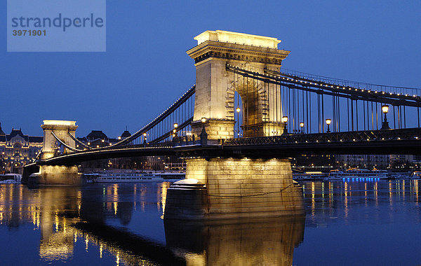 Kettenbrücke in Budapest  Ungarn  Osteuropa