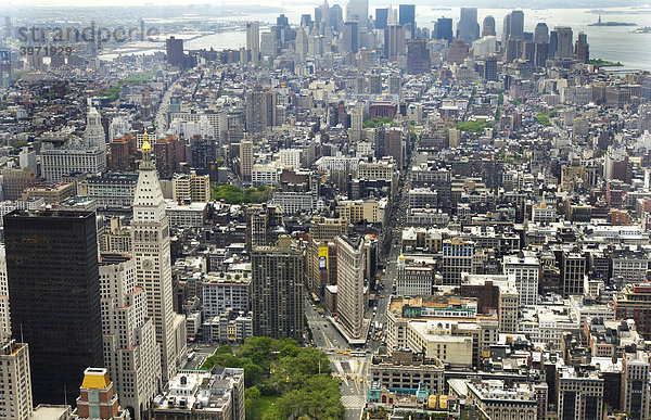 Blick von der Aussichtsplattform des Empire State Building über Manhattan  New York  USA
