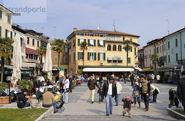 Piazza Carducci  Altstadt von Sirmione  Gardasee  Italien  Europa