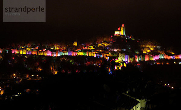 Lichterspektakel an der Burg und Stadtmauer von Veliko Turnovo  Bulgarien  Osteuropa