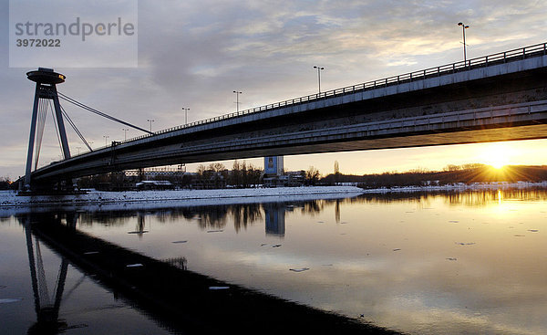 Neue Brücke  Nov_ Most  über den Fluss Donau mit dem Restaurant Ufo  Bratislava  Slowakei  Osteuropa
