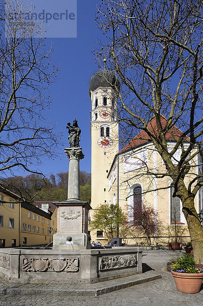 Kirche St. Andreas Mariensäule und Brunnen am Marienplatz in Wolfratshausen    Oberbayern  Bayern  Deutschland  Europa