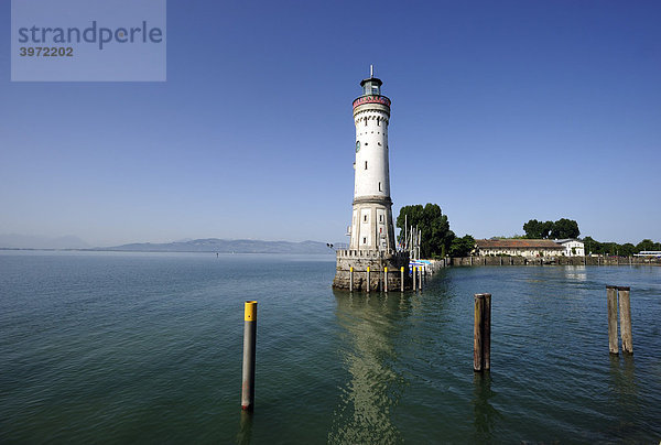 Leuchtturm am Seehafen von Lindau am Bodensee  Bayern  Deutschland  Europa