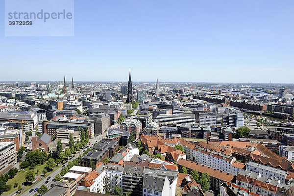 Blick von der St. Michaelskirche aus auf Hamburg  Deutschland  Europa