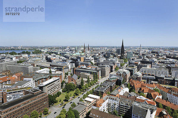Blick von der St. Michaelskirche aus auf Hamburg  Deutschland  Europa