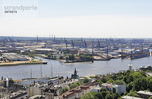 Blick von der St. Michaelskirche aus auf Hamburg  Elbe  Freihafen  Blohm+Voss Dock  Deutschland  Europa