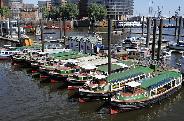 Boote im Seehafen Hamburg  Deutschland  Europa