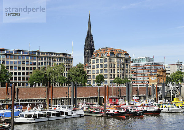 Seehafen mit Stadtpanorama  Hamburg  Deutschland  Europa