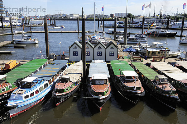 Boote im Seehafen Hamburg  Deutschland  Europa