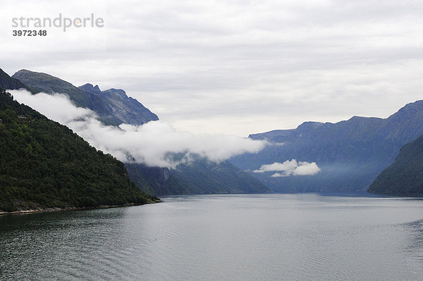 Nebelbedeckter Nordalsfjord  Norwegen  Skandinavien  Nordeuropa  Europa