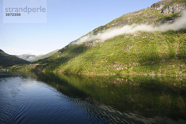 Fjordlandschaft im Geirangerfjord  Norwegen  Skandinavien  Nordeuropa  Europa
