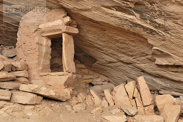 Historische Überreste einer Wohnstätte der Anasazi-Indianer  etwa 900 Jahre alt  Cold Springs Cave bei Bluff  Utah  USA