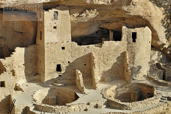 Historische Wohn- und Kultstätte der Ancestral Puebloans  Cliff Palace  Teilansicht mit 2 runden Zeremonienräumen  sog. Kivas  ca. 1200 n. Chr.  Mesa Verde National Park  Colorado  USA