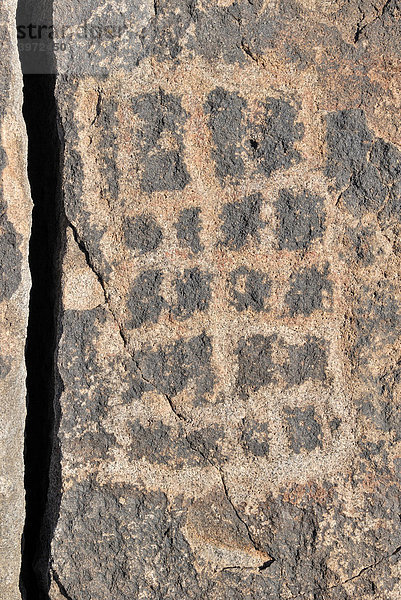 Indianische Ritzzeichnung  Petroglyphe  Symbolform  mindestens 2000 Jahre alt  Painted Rock Petroglyph Site  Painted Rocks State Park  Gila Bend  Maricopa County  Arizona  USA