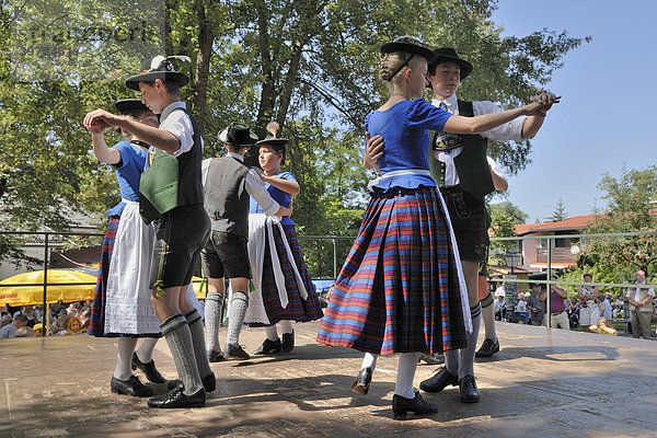 Jugend-Trachtengruppe beim Tanz  Fischbachauer Knödelfest  Fischbachau  Oberbayern  Bayern  Deutschland  Europa