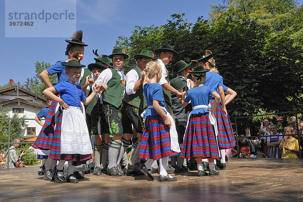 Jugend-Trachtengruppe beim Tanz  Fischbachauer Knödelfest  Fischbachau  Oberbayern  Bayern  Deutschland  Europa