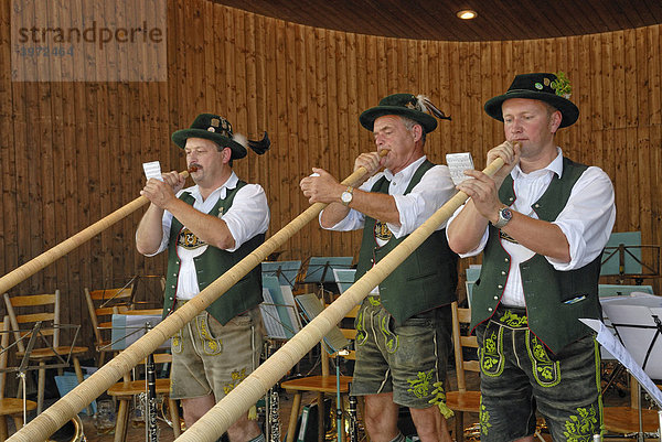 Alphorntrio beim Fischbachauer Knödelfest  Fischbachau  Oberbayern  Bayern  Deutschland  Europa