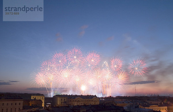 Feuerwerk  Weiße Nächte in St. Petersburg  Sonnenuntergang und Aufgang über der Stadt  St. Petersburg  Russland
