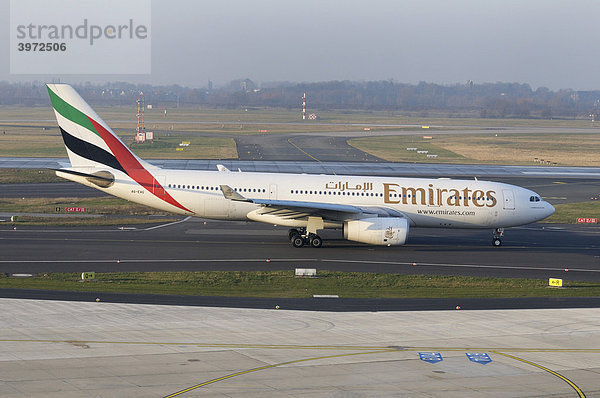 Verkehrsflugzeug der Emirates auf der Rollbahn  Flughafen Düsseldorf international  Nordrhein-Westfalen  Deutschland  Europa