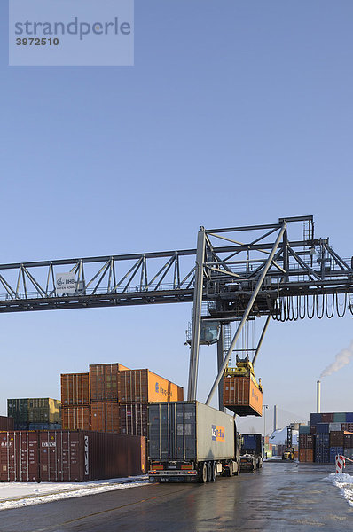Containerumschlag im Hafen Bonn  Container wird auf LKW-Chassis gesetzt  Bonn  Nordrhein-Westfalen  Deutschland  Europa
