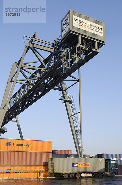 Containerterminal Bonn  LKW mit Container auf Chassis steht unter Containerbrücke  Hafen Bonn  Nordrhein-Westfalen  Deutschland  Europa