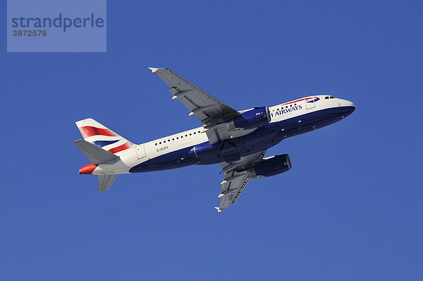 Verkehrsflugzeug  British Airways  Airbus A319  im Steigflug vor blauem Himmel